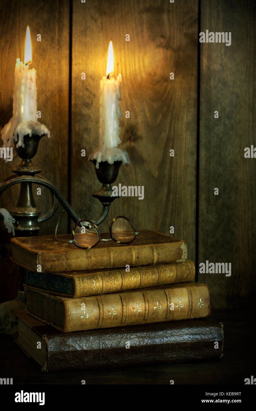 Vintage Stapel Bücher auf einem Regal Stockfoto