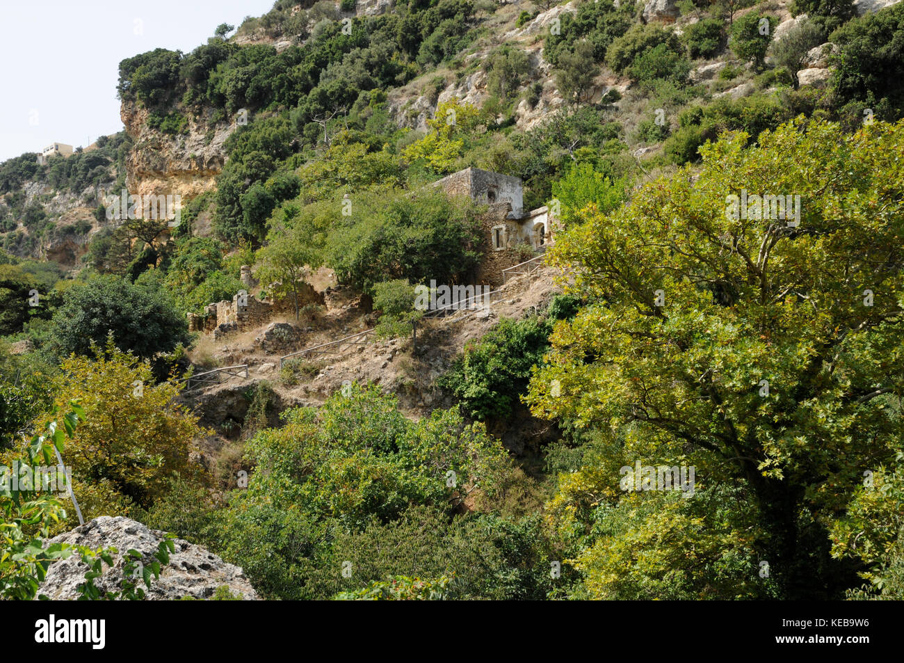 Die Mili Schlucht in der Nähe von Rethymno im Norden von Kreta bietet einen angenehmen Spaziergang durch eine Landschaft von verlassenen Dörfern und. Wassermühlen. Stockfoto