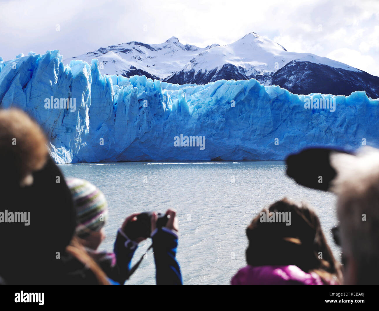 Touristen am Gletscher Perito Moreno am Lago Argentino Kreuzfahrt suchen Stockfoto