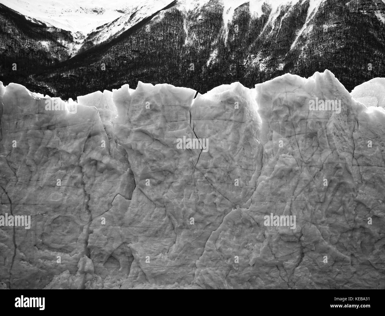 Nahaufnahme der Eis am Gletscher Perito Moreno, Lago Argentino, Argentinien (schwarz und weiß) Stockfoto