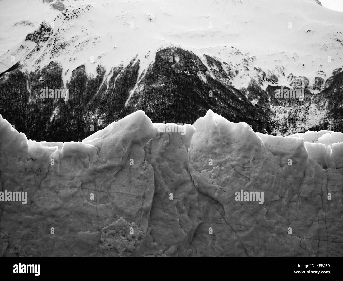 Nahaufnahme der Eis am Gletscher Perito Moreno, Lago Argentino, Argentinien (schwarz und weiß) Stockfoto