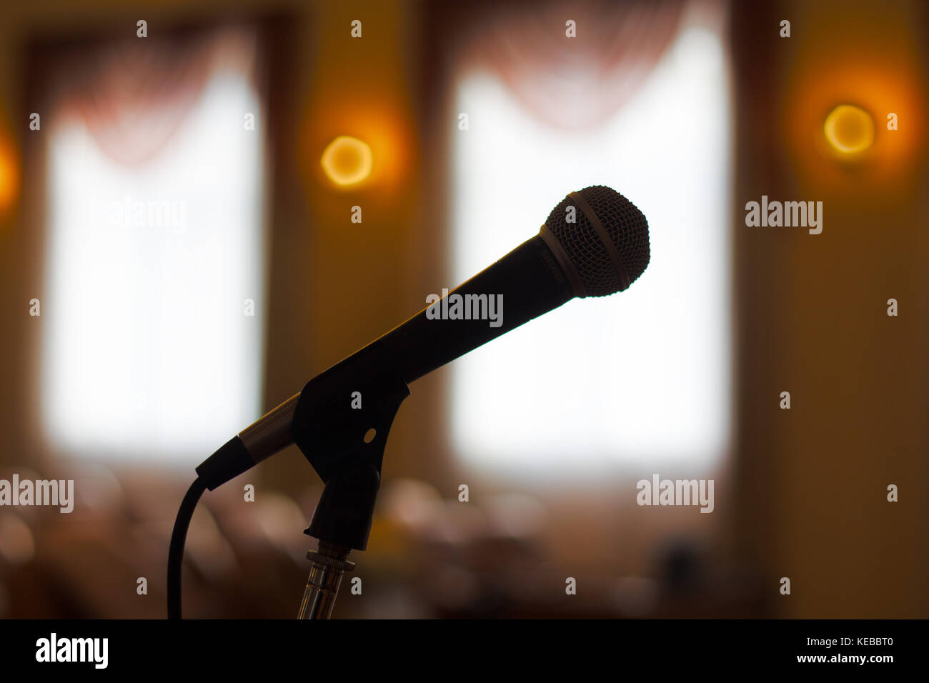 Nahaufnahme der Mikrofon im Konzertsaal oder Konferenzraum Stockfoto