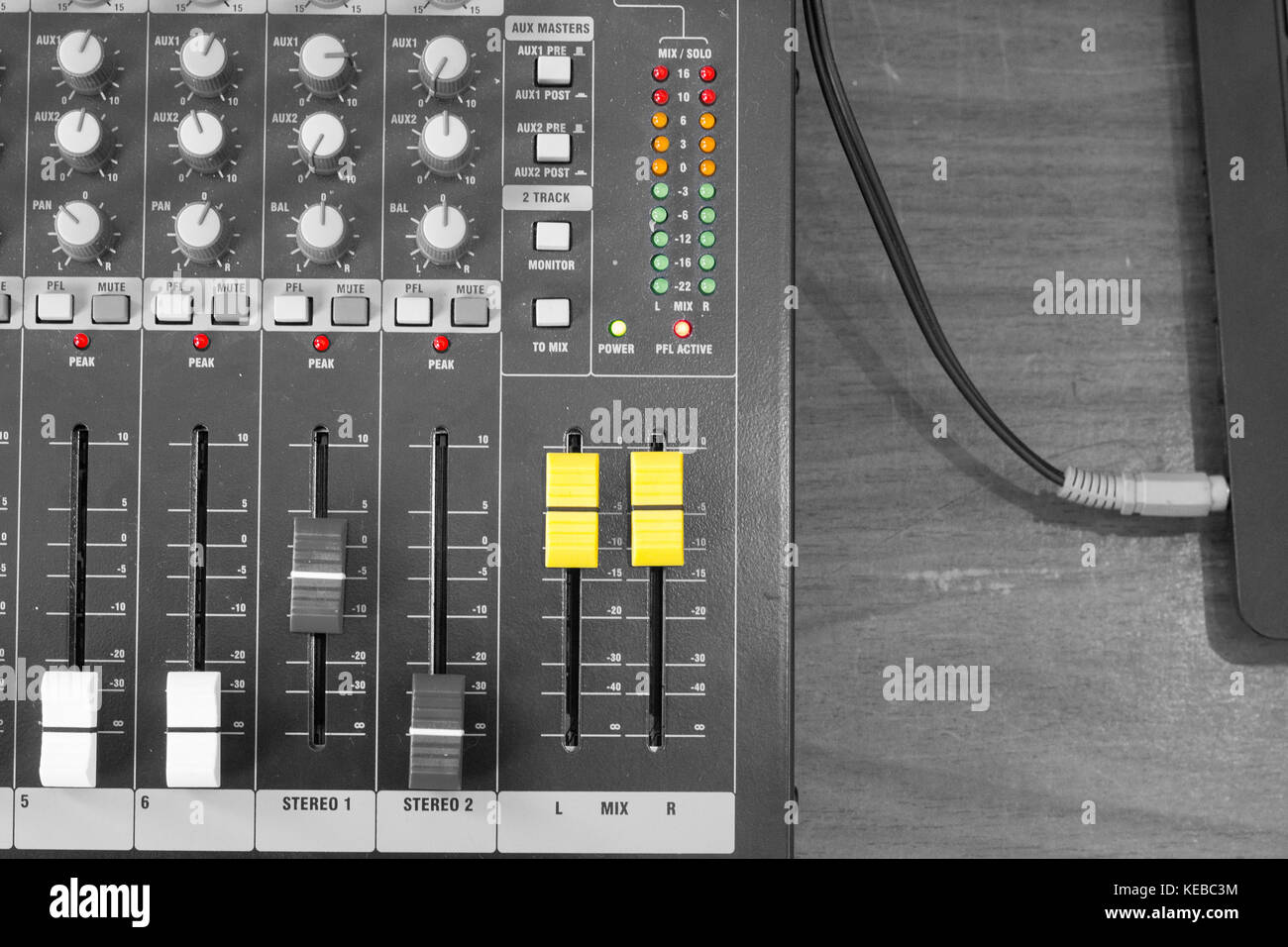 Sound Mixing controller für Hip Hop dj scratch Records, Mix live Musik in die Nacht. DJ-Mixer Knöpfe für nachtclub Ereignis. disc jockey Co Stockfoto