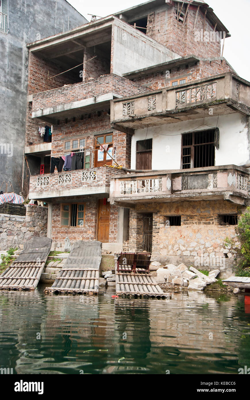 Dorf Häuser entlang Yu langer Fluss, Guilin, China - die Yulong River ist ein kleiner Nebenfluss der größeren Li River im Südosten von Guangxi Zhuang Auto Stockfoto