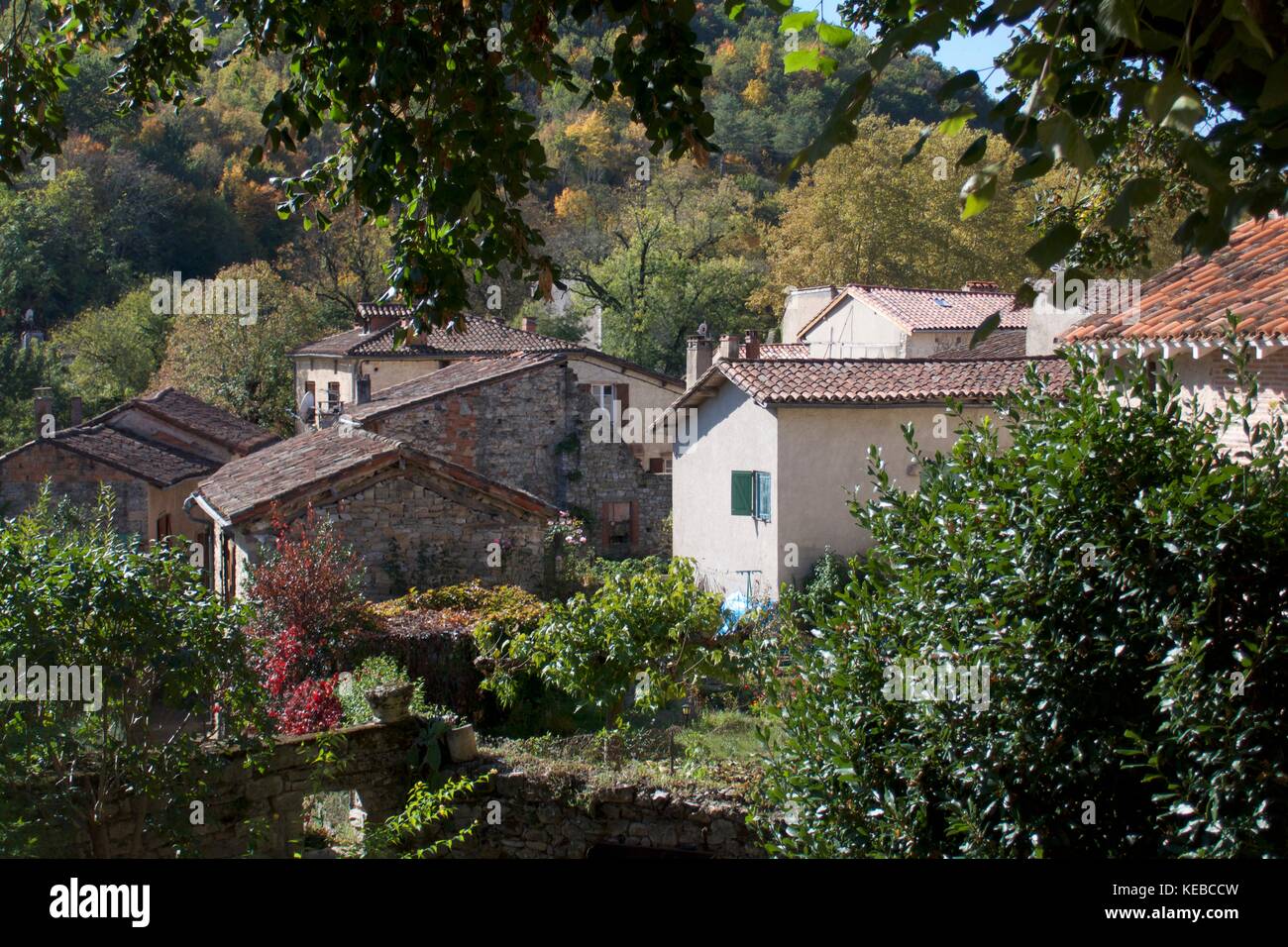Erhöhten Blick auf traditionelle Häuser und Dächer, Saint-antonin-noble-Val, Frankreich Stockfoto