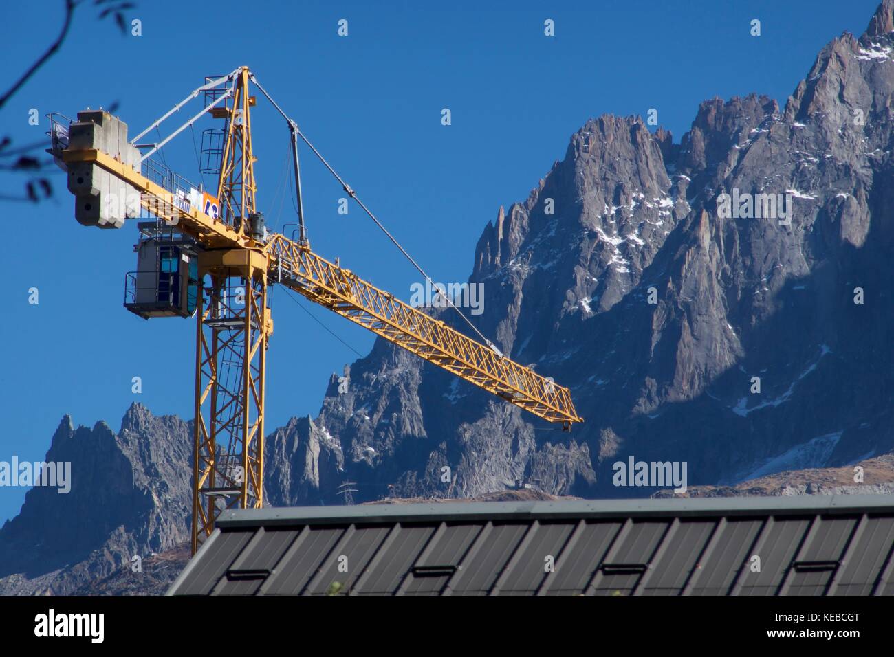 Bau kran über Dach in Les Houches, Französische Alpen Stockfoto