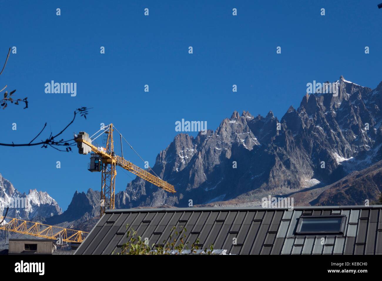 Bau kran über Dach in Les Houches, Französische Alpen Stockfoto