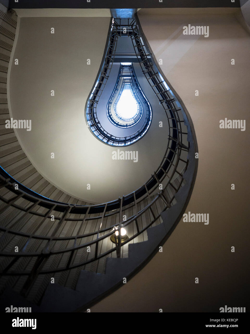 Prag. Der Tschechischen Republik. Haus der Schwarzen Madonna, Innenraum Wendeltreppe, von Josef Gočár 1911-1912. Museum des Kubismus & Grand Café Orient Stockfoto