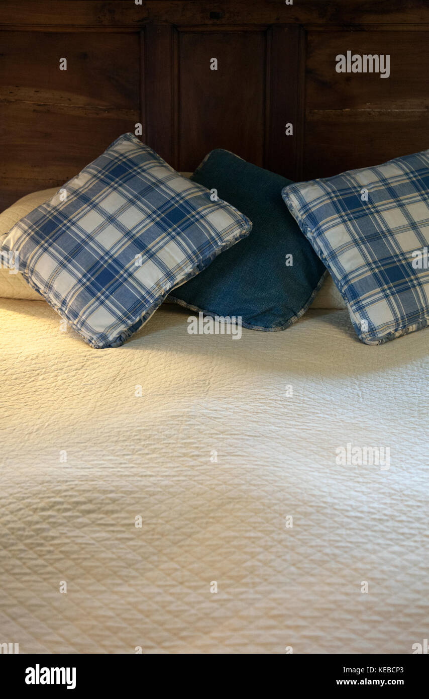 Bett und Kopfteil mit Auflagen Stockfoto