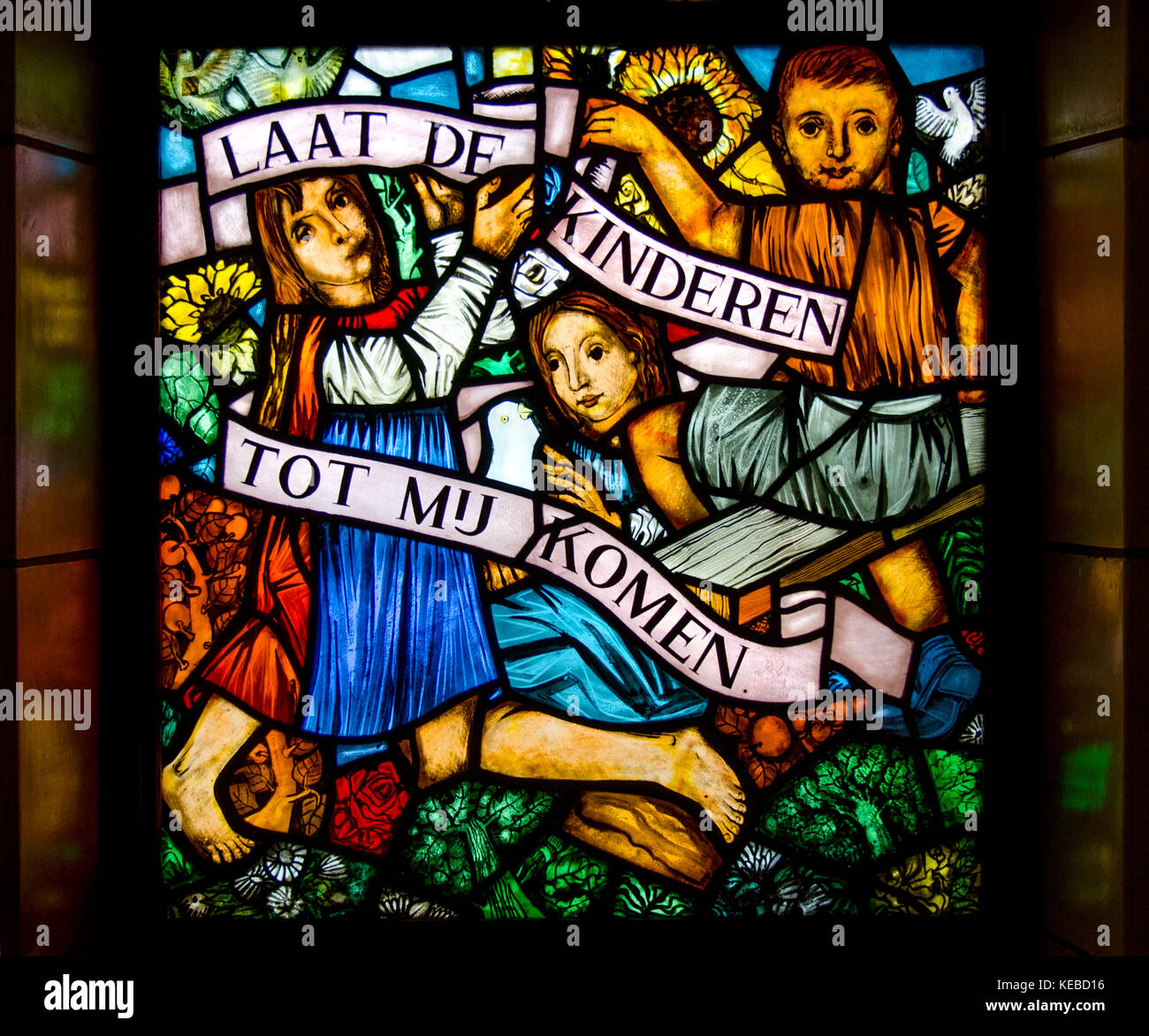Brüssel, Belgien. Nationale Basilika des Heiligen Herzen/Basilique Nationale Koekelberg. Glasfenster: uffer die Kinder zu mir kommen" Stockfoto