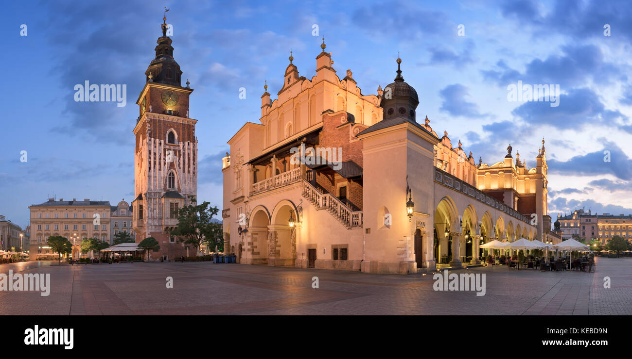 Panorama von Rathaus und tuchhallen am Morgen, Krakau, Polen Stockfoto