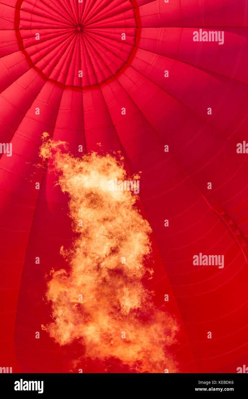 Hot Air Balloon innere Flamme aufpumpen Stockfoto