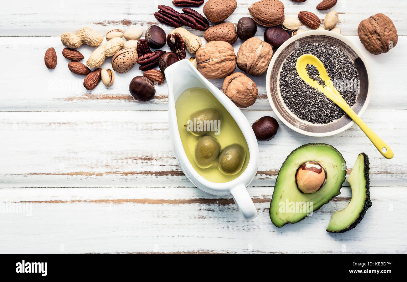 Auswahl essen Quellen von Omega 3 und ungesättigte Fette. superfood hohe Vitamin E und Ballaststoffe für gesundes Essen. Mandel, Pecan, Haselnüsse, Walnüsse eine Stockfoto
