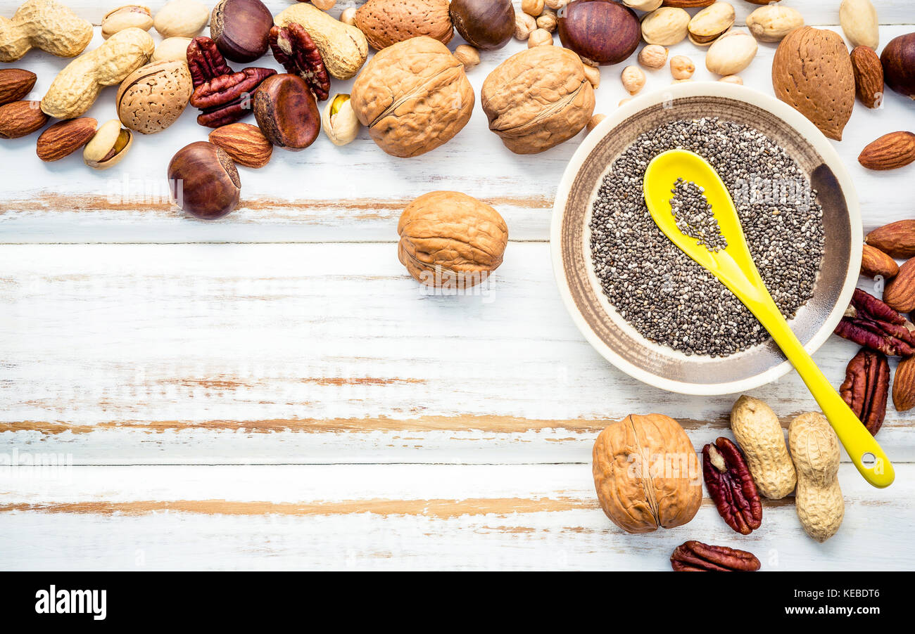 Auswahl essen Quellen von Omega 3 und ungesättigte Fette. superfood hohe Vitamin E und Ballaststoffe für gesundes Essen. gemischte Nüsse Mandeln, Pecan, Haselnuss Stockfoto
