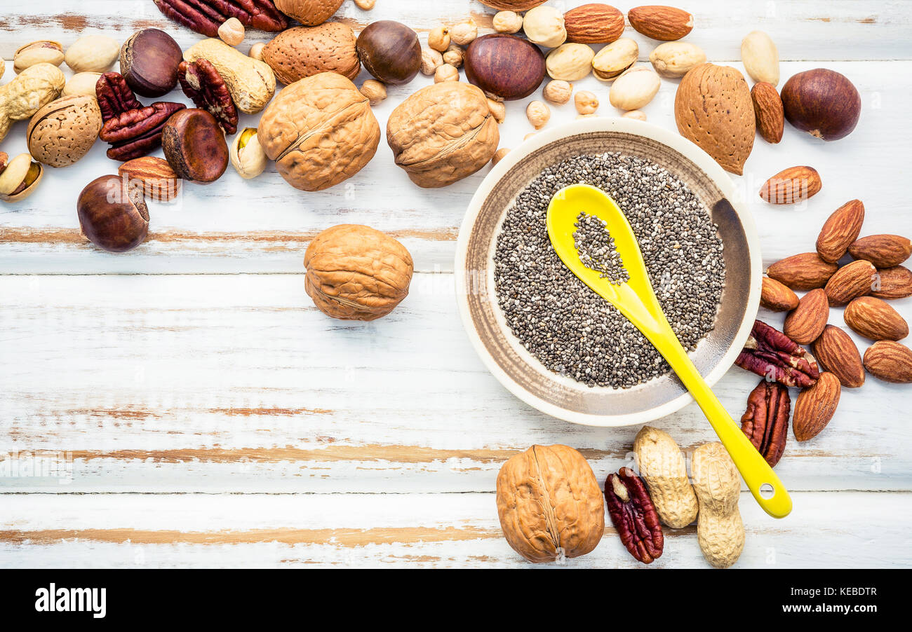 Auswahl essen Quellen von Omega 3 und ungesättigte Fette. superfood hohe Vitamin E und Ballaststoffe für gesundes Essen. gemischte Nüsse Mandeln, Pecan, Haselnuss Stockfoto