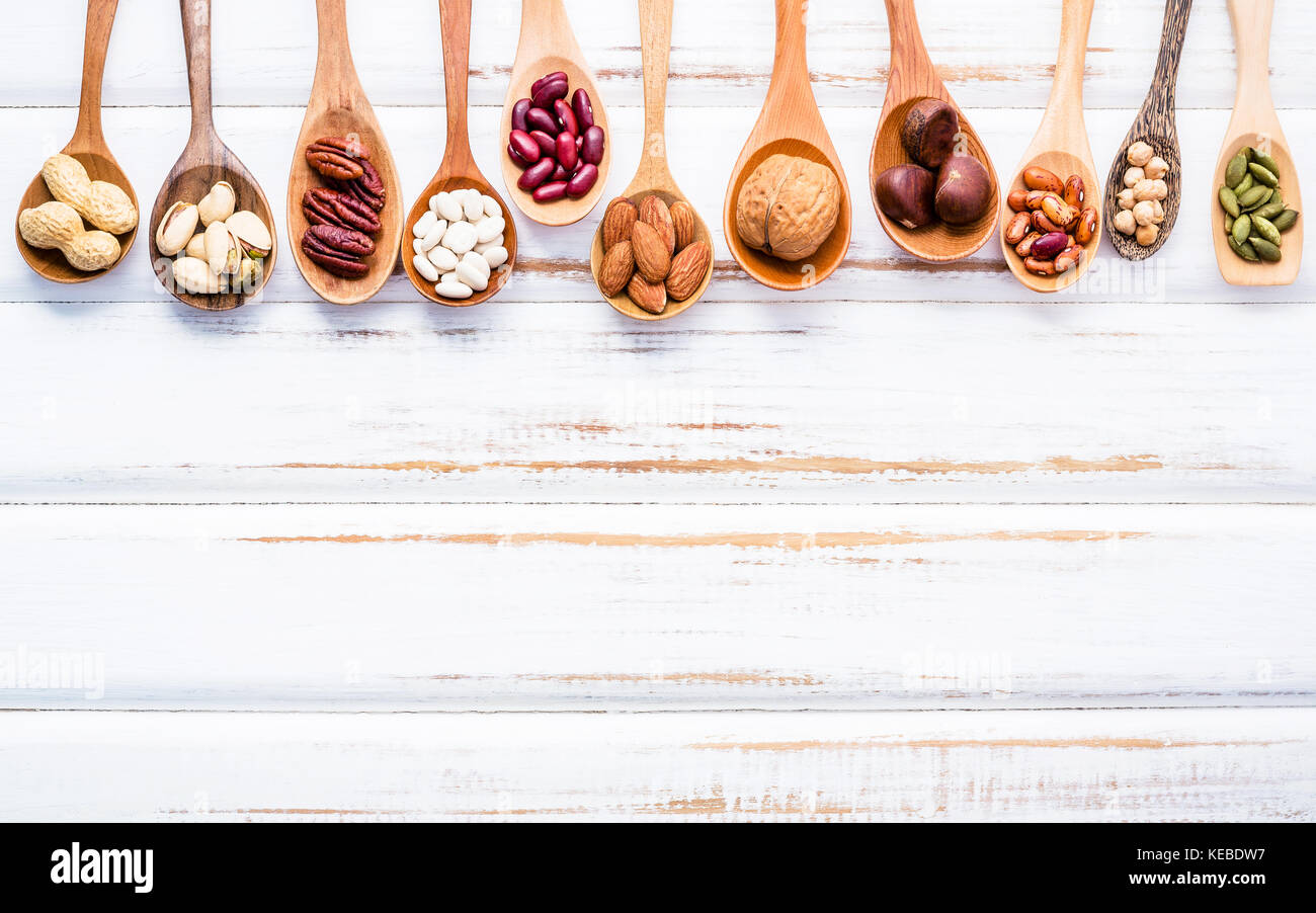 Auswahl essen Quellen von Omega 3 und ungesättigte Fette. superfood hohe Vitamin E und Ballaststoffe für gesundes Essen. gemischte Nüsse Mandeln, Pecan, Haselnuss Stockfoto