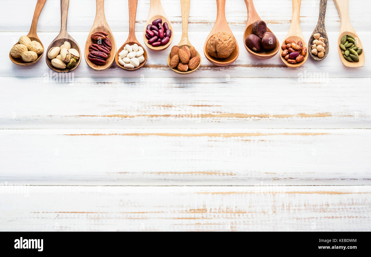 Auswahl essen Quellen von Omega 3 und ungesättigte Fette. superfood hohe Vitamin E und Ballaststoffe für gesundes Essen. gemischte Nüsse Mandeln, Pecan, Haselnuss Stockfoto