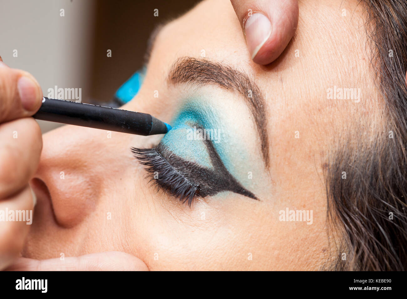 Make-up-artist Anwendung blue Eyeshadow auf weiße Frau Augen Stockfoto