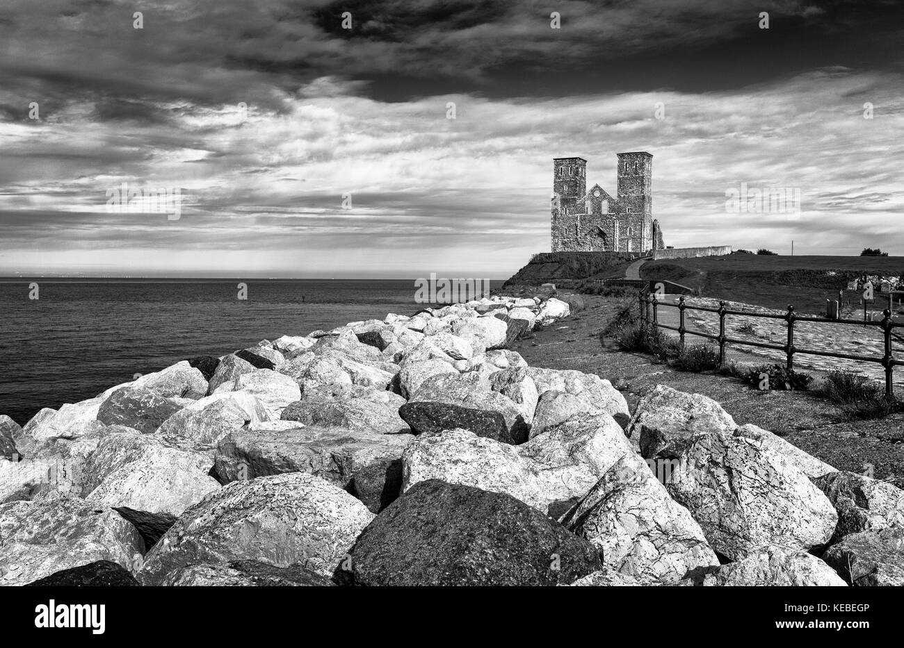 Auf der Suche nach Osten an Reculver Towers an der Nord Küste von Kent Stockfoto