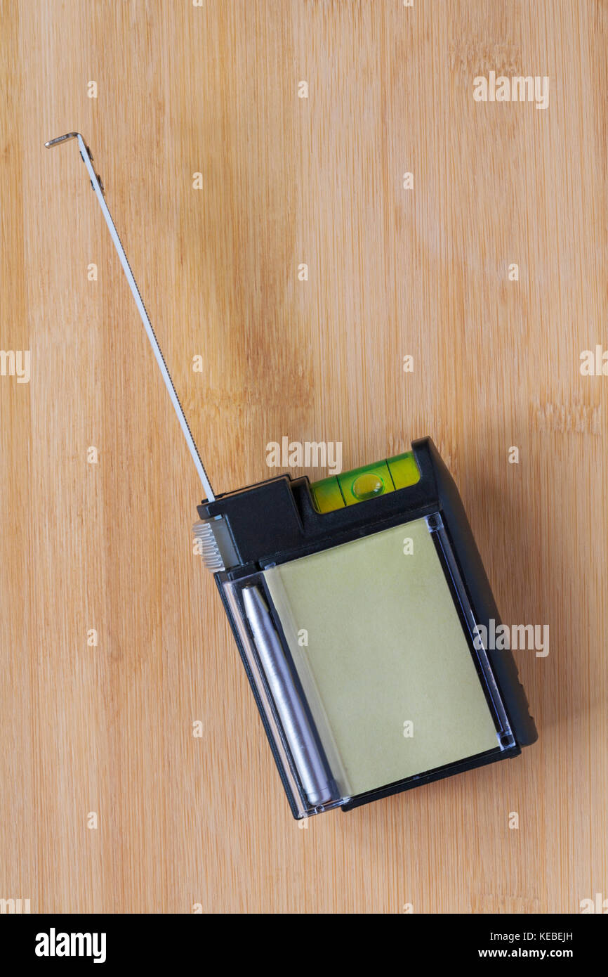 DIY buddy Tools - 3 m (10 ft selbstsichernde Metal Tape messen), Wasserwaage, handlich, Notizblock und Kugelschreiber mit Gürtelclip auf Holz- Oberfläche Stockfoto