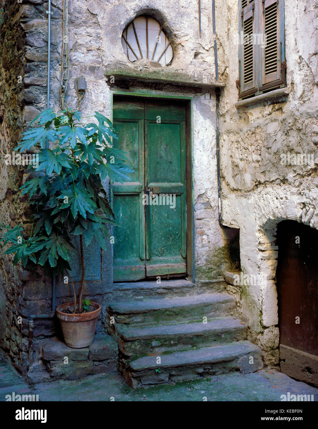 Ein Blick auf eine der vielen mittelalterlichen Gebäuden im historischen Dorf isolabana in der Toskana, Italien Stockfoto