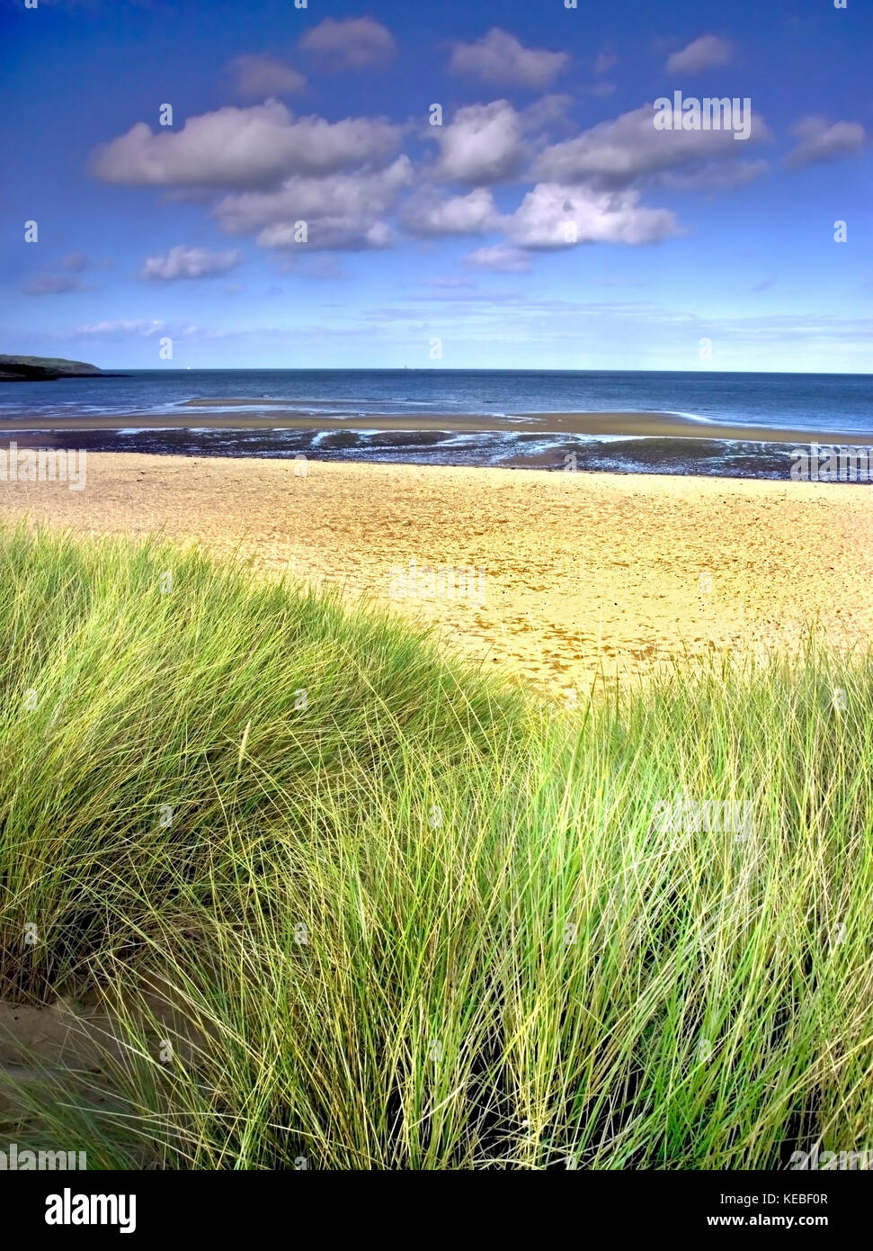 Ein Blick auf den Strand und den Sanddünen bei lligwy Bucht, auf der Insel Anglesey, Wales Stockfoto