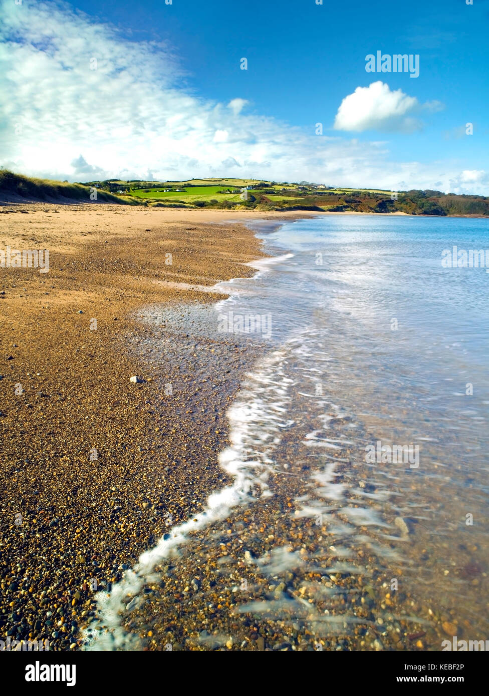 Ein Sommer der Kieselstrand von Traeth Lligwy auf der Insel Anglesey, Wales Stockfoto