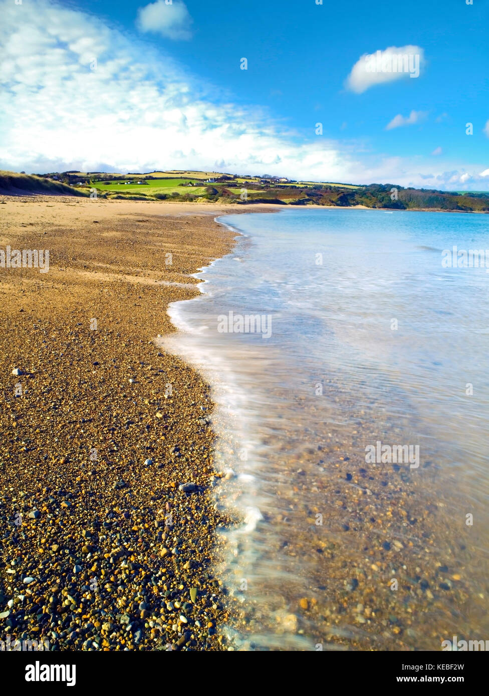 Ein Sommer der Kieselstrand von Traeth Lligwy auf der Insel Anglesey, Wales Stockfoto