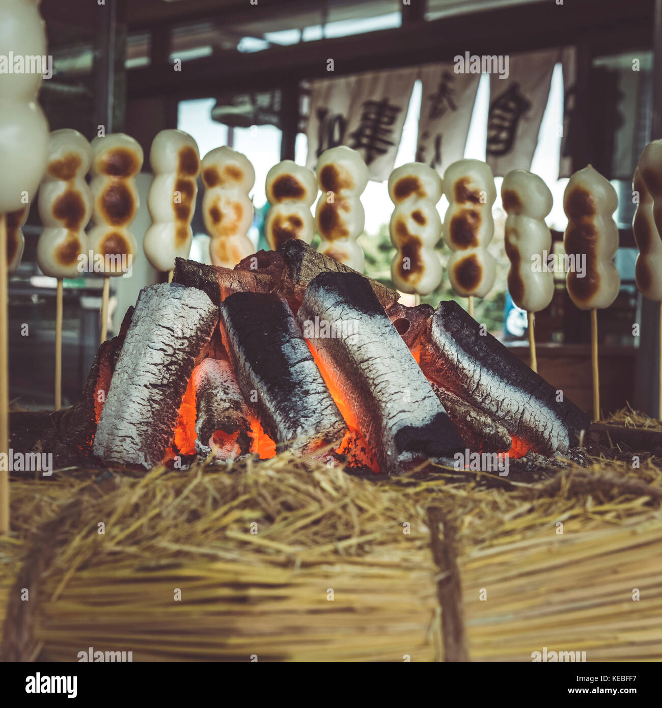 Japanische Susse Knodel Aus Mochiko Reismehl Kochen Auf Offenem Feuer Stockfotografie Alamy