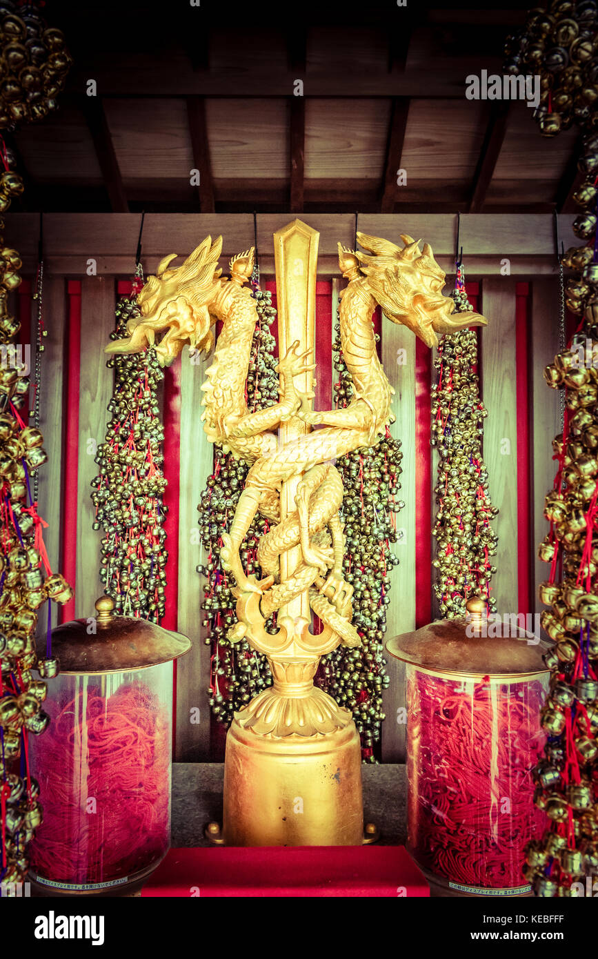 Eine goldene Darstellung von Schwert und Schlange namens Kurikaradō im Tempel auf dem Berg Takao. Es wird gesagt Wünsche mit enmusubi, die zu gewähren. Stockfoto