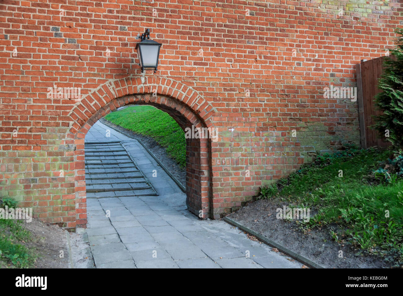 Alte birck Wand - Eintrag in Frauenburg, Kathedrale, Polen. Stockfoto