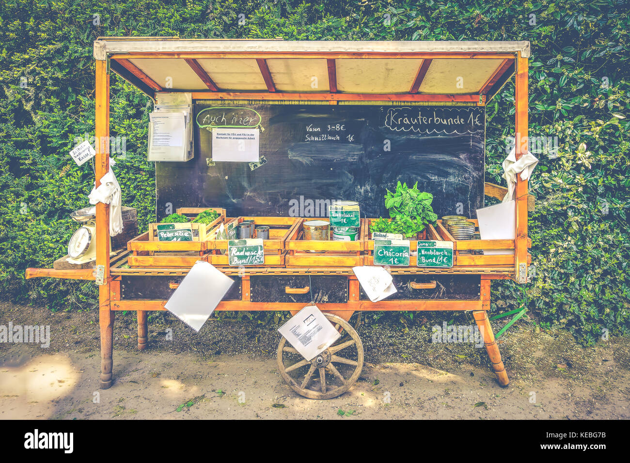 Eine organische Produkte Warenkorb in der nähe von Dusseldorf, Deutschland Stockfoto