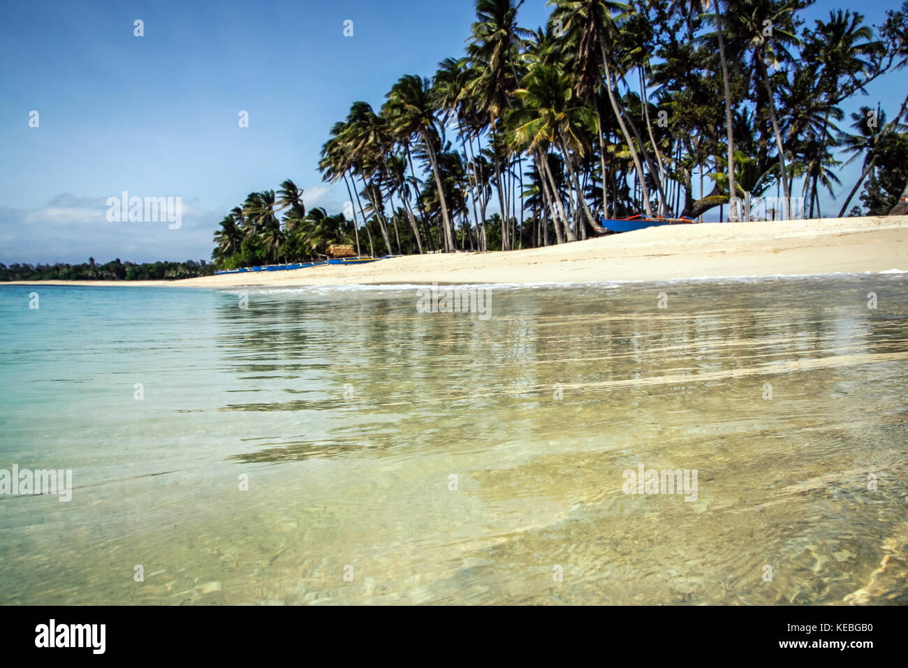 Saud Beach View mit selektiven Fokus auf transparenten Meer bei Unbebauten palm Suchen gesäumt und idyllische tropische Paradies. Ideales Reiseziel Stockfoto