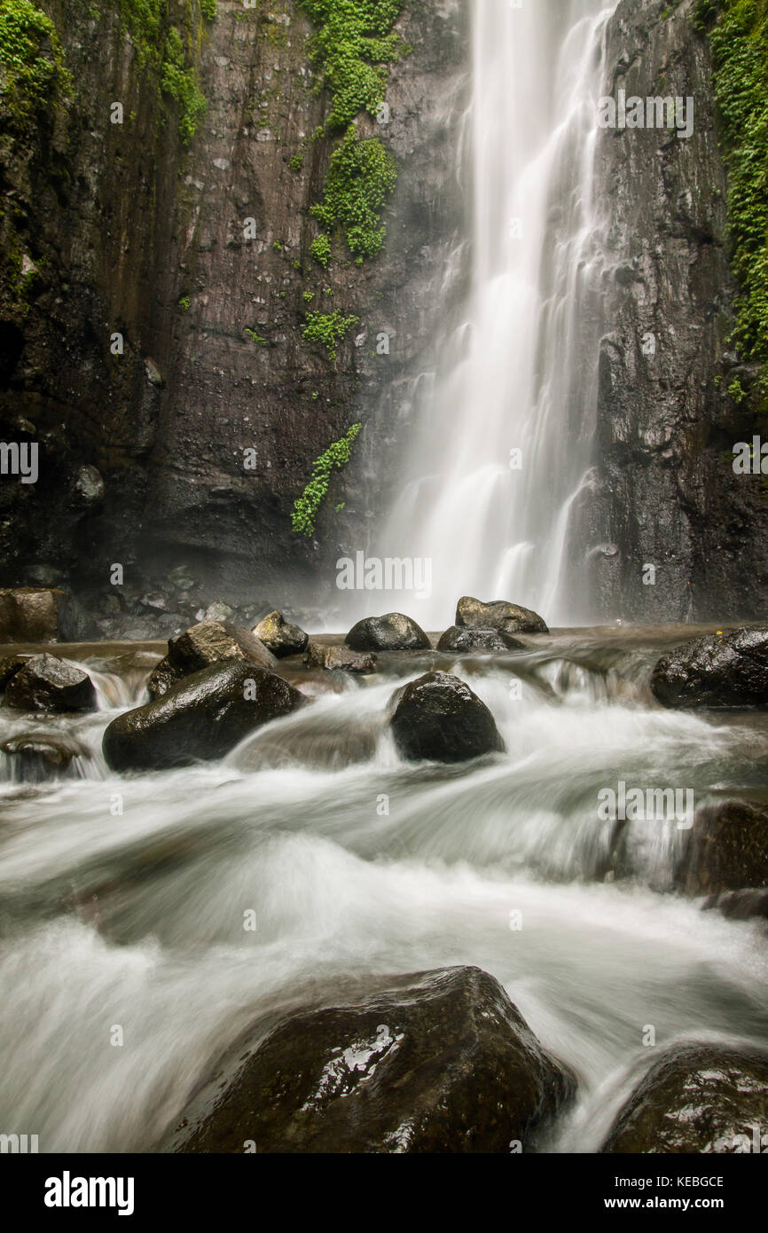 Seidig glatte Wasserfall Landschaft mit Fotos mit langer Belichtungszeit Erstellen einer idyllischen Natur Szene in der javanischen Dschungel von Indonesien. Schönheit der Natur Stockfoto