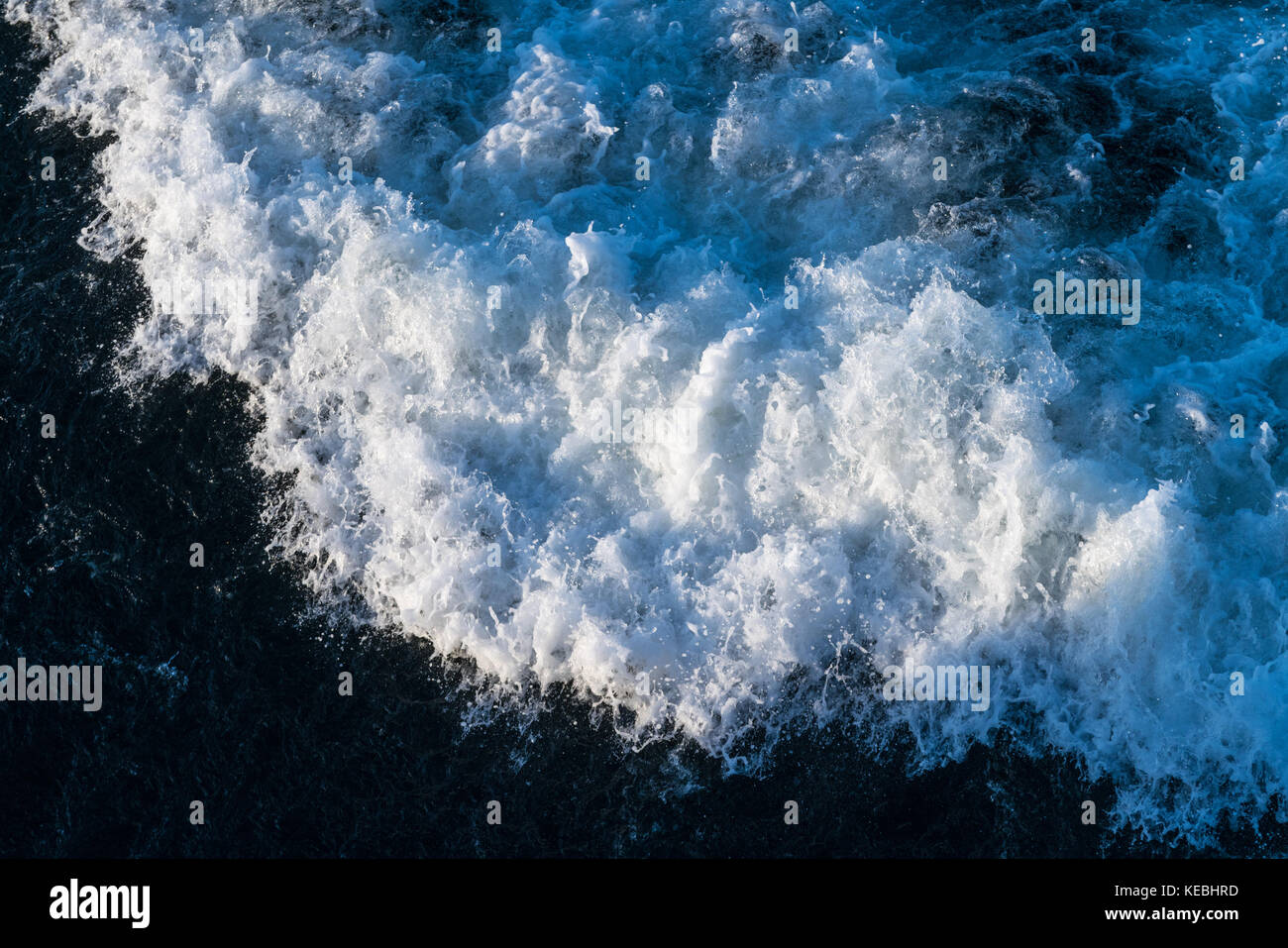Kalte Wellen im Gefolge der großen Kreuzfahrtschiff Stockfoto