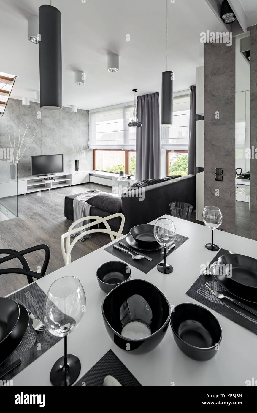 Home Einrichtung mit weißen Tisch mit modernem Geschirr Stockfoto