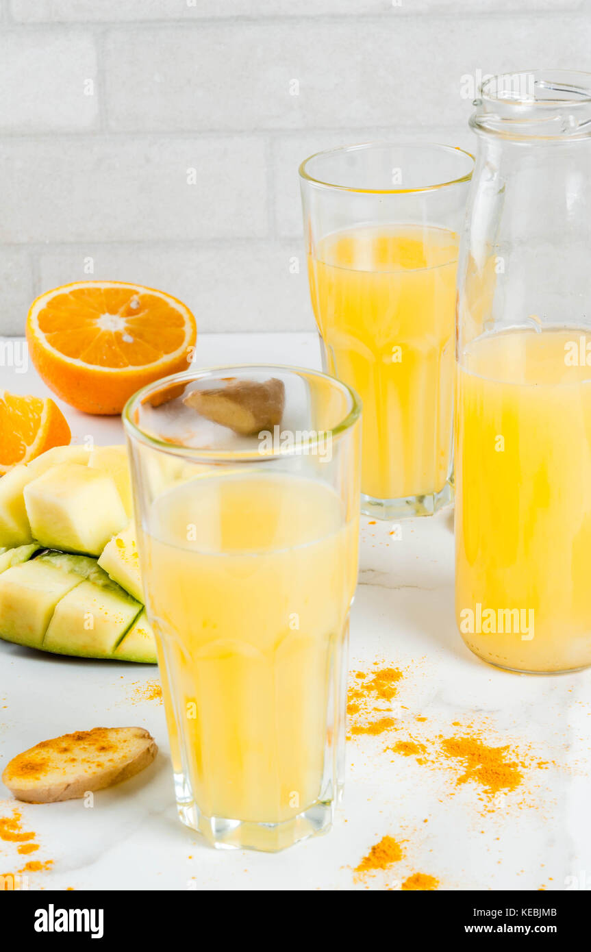 indische kuche rezepte gesunde ernahrung entgiftung wasser traditionelle indische mango orange kurkuma und ingwer smoothie auf weissem marmortisch kopieren sie platz kebjmb