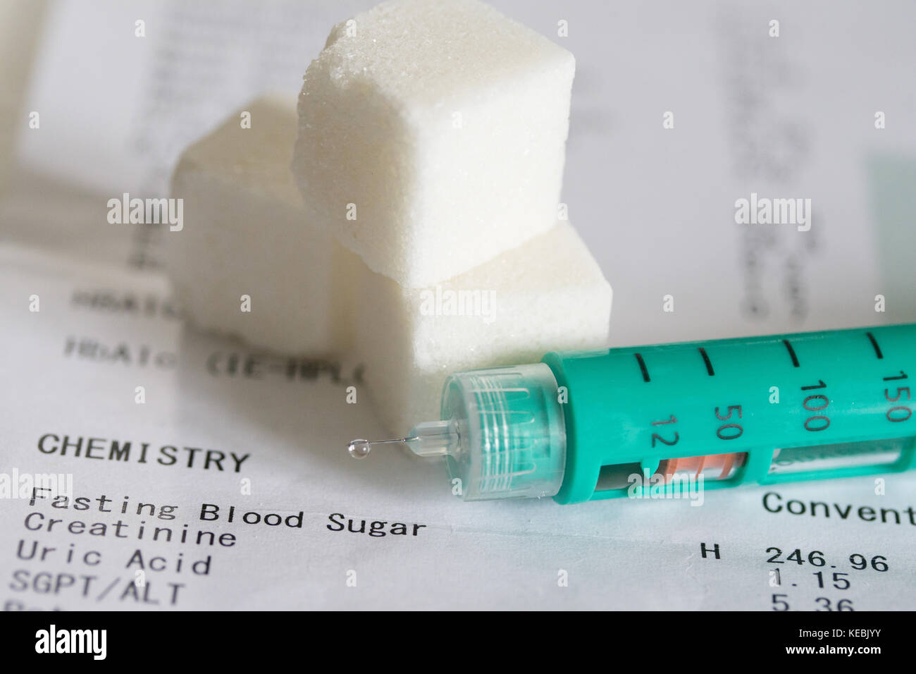 Insulinstift, Zuckerwürfel und daraus resultierender Testausdruck, der auf Diabetes-Probleme hinweist. Stockfoto