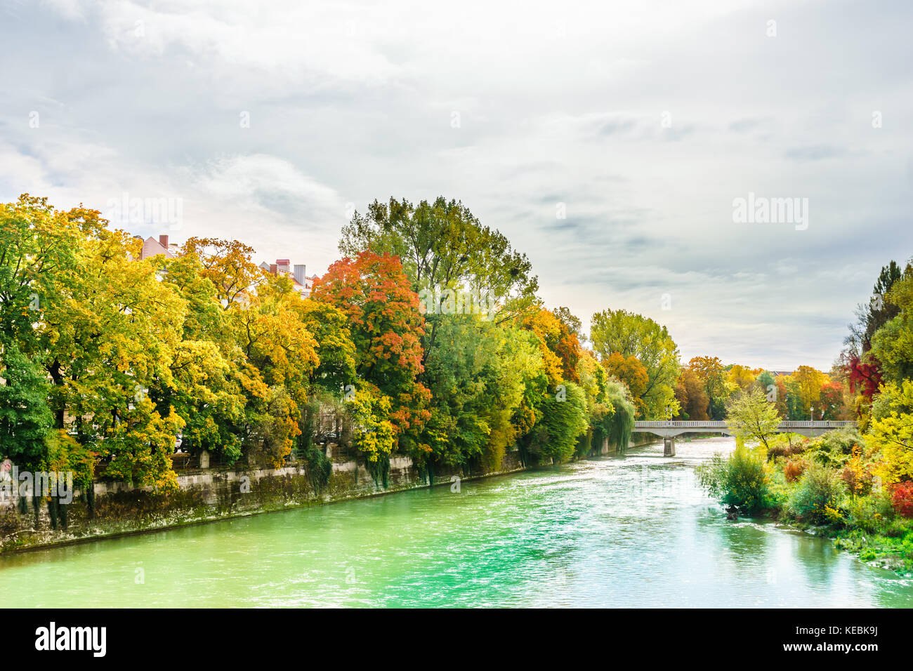 Blick auf die Isar eine bunte Bäume im Herbst Landschaft in München Stockfoto