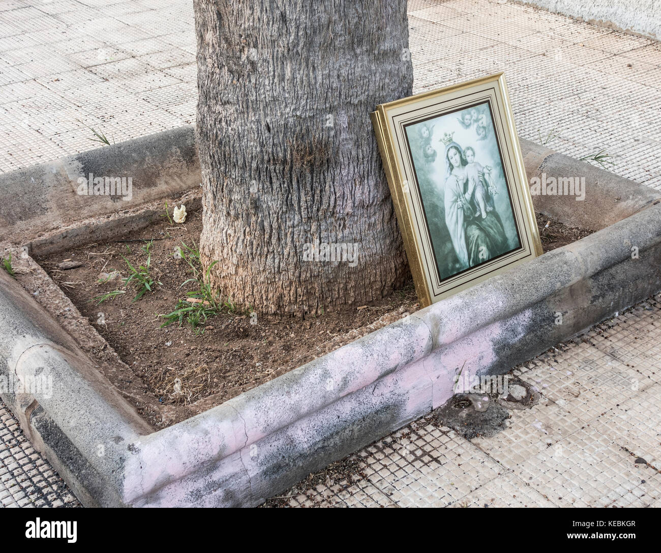 Religiöse Malerei unter Palmen in der Straße in Spanien links Stockfoto