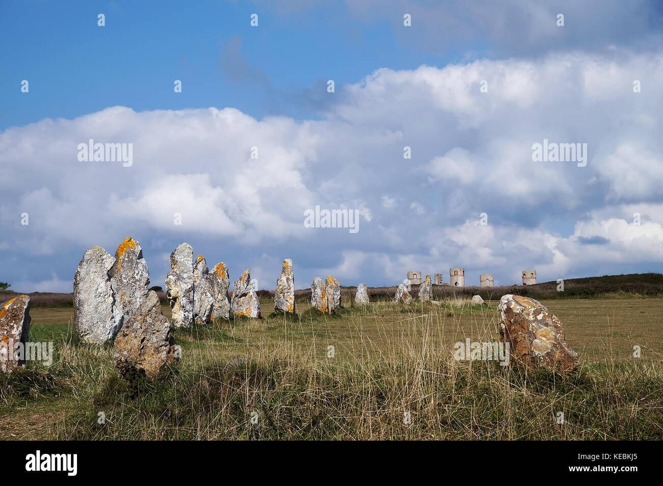 Ausrichtung von lagatjar Megalithen in Feld mit steinernen Turm im Hintergrund, in Camaret-sur-Mer (Frankreich - Bretagne). Stockfoto