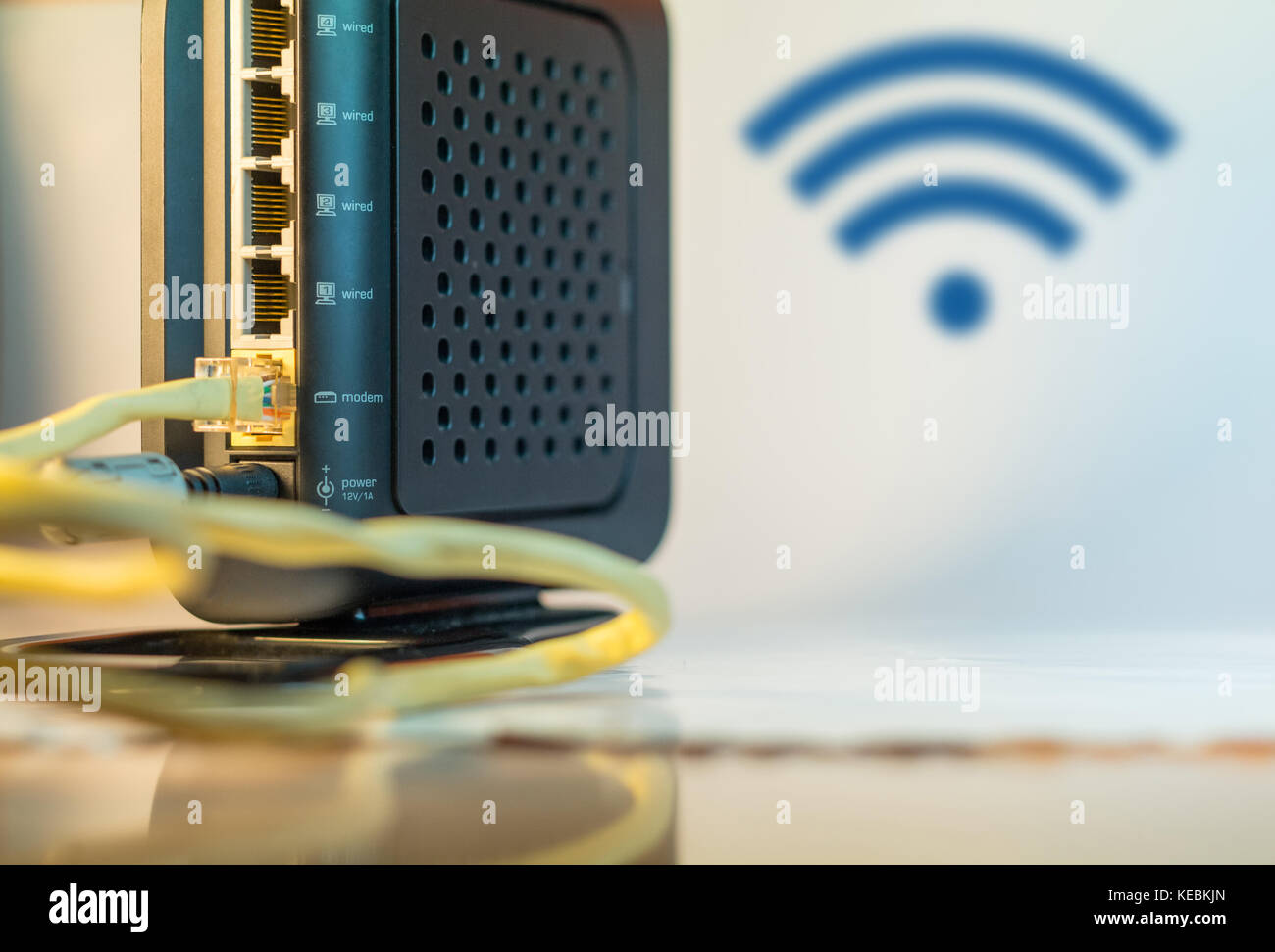 Wireless Modem Router mit Ethernet Kabel, Wireless Symbol Hintergrund Stockfoto