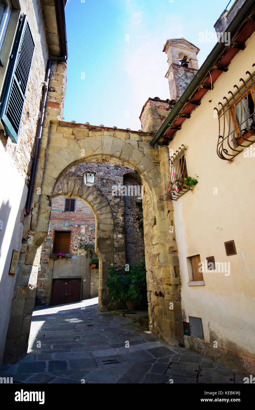 Altstadttor entlang einer bergauf Steinstraße in Anghiari Stockfoto