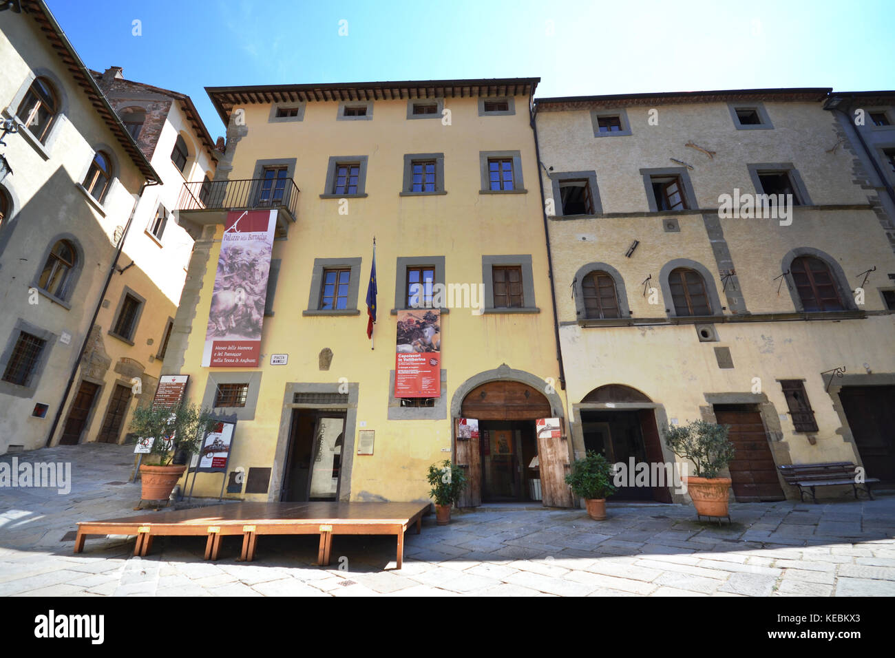 Blick auf die Piazza Mameli und die Fassade des Marzocco-Palastes, Ort des Museums für die Schlacht von Anghiari, in Anghiari. Stockfoto