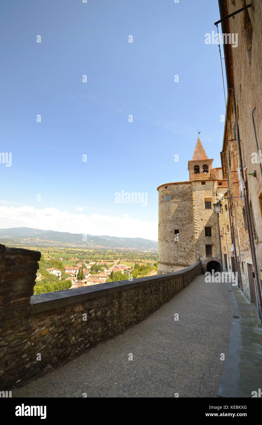 Die Apse der Kirche Sant'Agostino und das Panorama über die Ebene von Anghiari aus den Vorhängen des 13. Jahrhunderts. Vertikale Ansicht Stockfoto