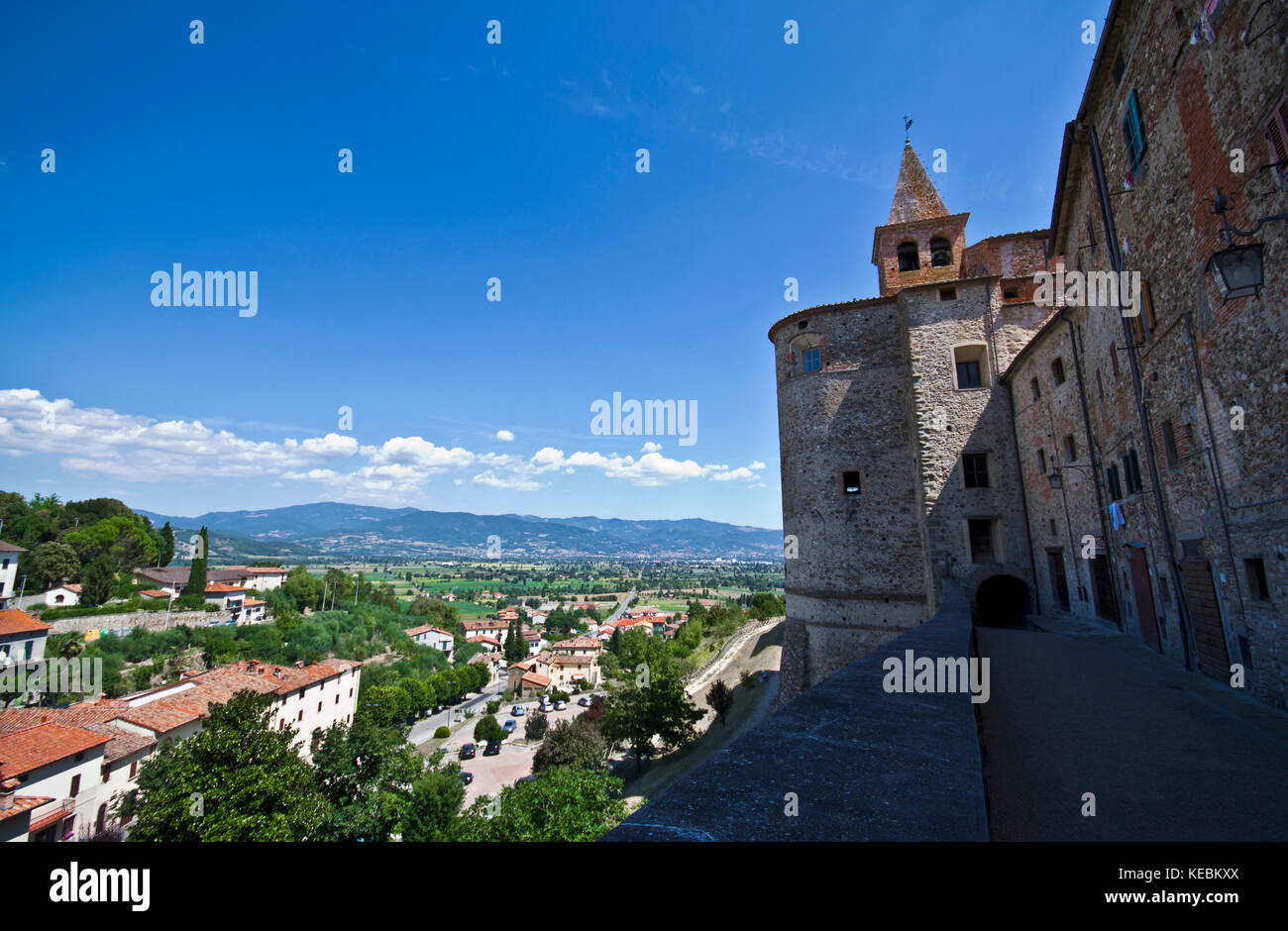 Die Apse der Kirche Sant'Agostino und das Panorama über die Ebene von Anghiari aus den Vorhängen des 13. Jahrhunderts Stockfoto