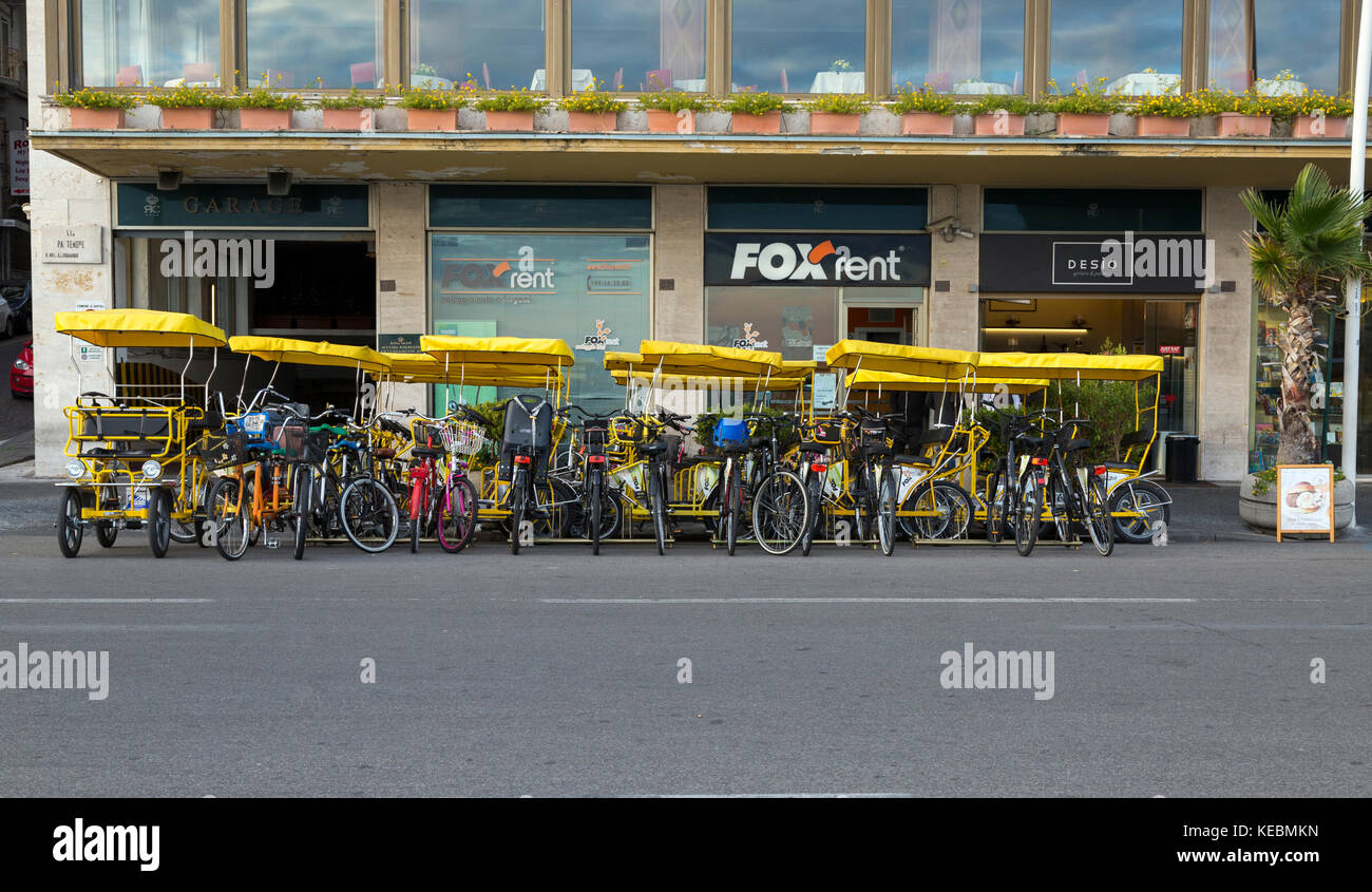Mit dem Fahrrad und Segway Verleih shop auf Waterfront street in Neapel, Italien. Stockfoto