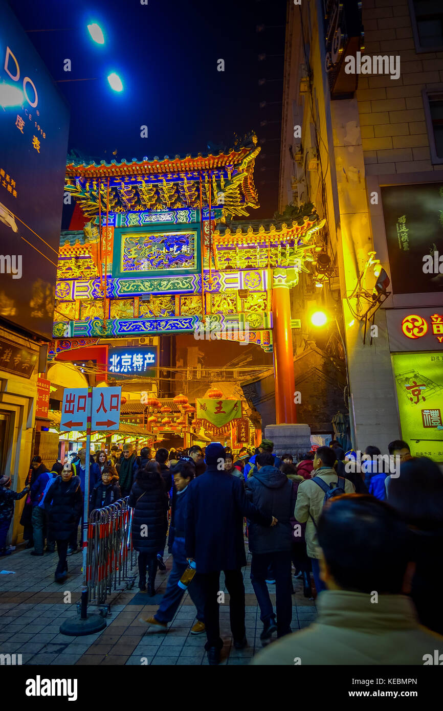 PEKING, CHINA - 29. JANUAR 2017: Menschen spazieren durch charmante Straßen mit kleinen Restaurants, traditioneller Architektur und Dekoration, lokalem Donghuamen-Lebensmittelmarkt-Konzept Stockfoto