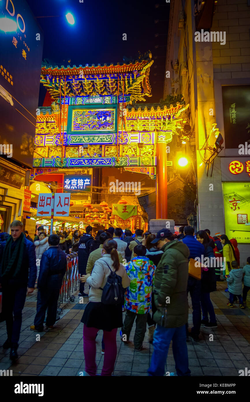 PEKING, CHINA - 29. JANUAR 2017: Menschen spazieren durch charmante Straßen mit kleinen Restaurants, traditioneller Architektur und Dekoration, lokalem Donghuamen-Lebensmittelmarkt-Konzept Stockfoto