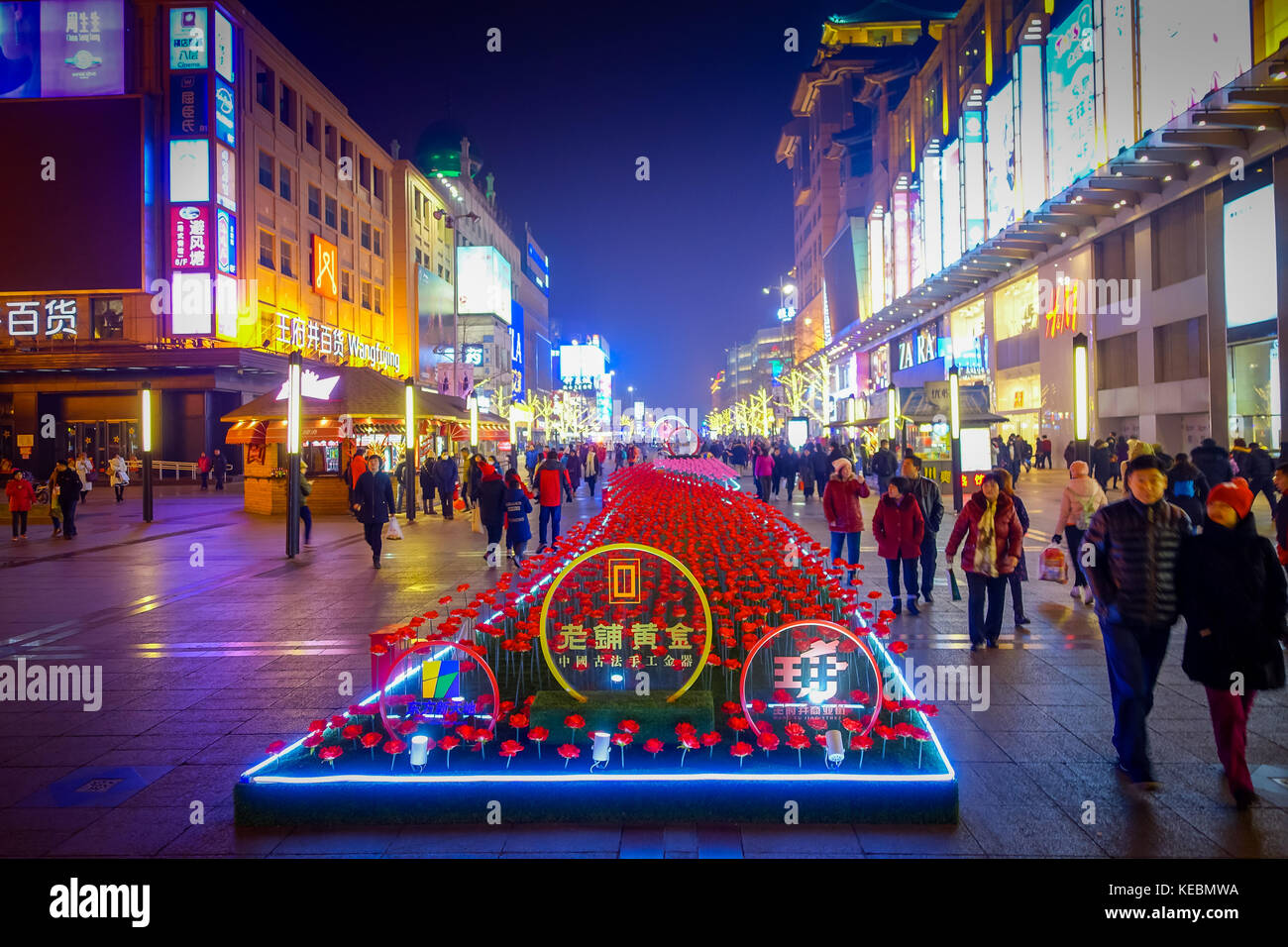 Peking, China - 29 Januar, 2017: zu Fuß auf der berühmten Fußgängerzone Wangfujing auf einem dunklen Abend, geschäftigen Stadt Alltag Stockfoto